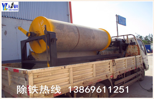 二.干式永磁筒式磁選機(jī)技術(shù)要求 1. 配用振動給料機(jī)均勻給料. 2. 稀土永磁材料作為磁源,透磁深度大,吸力強(qiáng). 3. 新型補(bǔ)償磁極型磁系,使磁場強(qiáng)度更高,梯度更大. 4. 擺動的磁系,增加了磁性物流經(jīng)筒表時(shí)的翻滾次數(shù),選別效果更好. 5. 整機(jī)免維護(hù),使用安全可靠. 6. 連續(xù)自動清除鐵雜物. 7. 可做成兩筒式或多筒式.