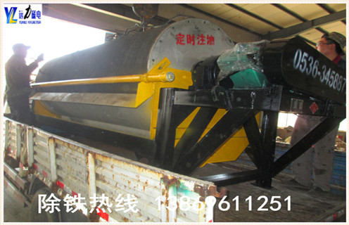 永筒式磁選機主要組成 由圓筒,輥,刷輥,磁力系統,油箱,傳動部分六部分組成.圓筒由2-3mm不銹鋼板軋制成管,端蓋由鑄鋁或工件制成,并與不銹鋼螺釘和圓筒連接.電機通過減速機或直接使用無極調速電機,從動氣缸,磁輥和刷輥進行旋轉運動. 4.永磁筒式磁選機的磁系系統 磁系統用于開磁系統,安裝在氣缸和裸磁全.磁塊通過不銹鋼螺栓安裝在磁軛的底板上,磁軛的軸延伸出圓筒,磁軛的端部固定.拉動臂可以調節磁系統的偏轉角,調節適當的桿可以固定.箱體的工作區域由不銹鋼板制成,框架和箱體的其他部分用普通鋼焊接.