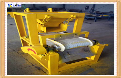 礦用小型帶式磁選機(jī)比較適合小型選礦廠使用,它的處理量適中,安裝簡(jiǎn)單,使用方便.可以給小型選礦廠帶來(lái)不小的經(jīng)濟(jì)效益,另外小型設(shè)備比較節(jié)能環(huán)保,不對(duì)資源產(chǎn)生過(guò)多的負(fù)擔(dān)和壓力,是環(huán)保型設(shè)備. 1.礦用小型帶式磁選機(jī)的磁系設(shè)計(jì) 通過(guò)采用當(dāng)代最先進(jìn)的設(shè)計(jì)理念和設(shè)計(jì)方法對(duì)磁選機(jī)的磁路進(jìn)行了優(yōu)化設(shè)計(jì),擁有比較合理的磁場(chǎng)結(jié)構(gòu).最小處理量在300到1250千克左右,功率在0.18kw,重量在0.3T左右,是大型設(shè)備的最小號(hào).雖然型號(hào)比較小,但是處理效率和工作品質(zhì)并沒(méi)有下降,提純的效率和質(zhì)量與大型設(shè)備相差無(wú)幾.