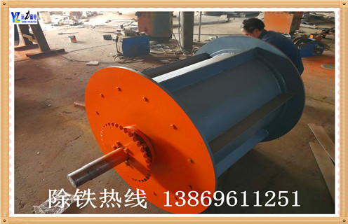 磁選滾筒的磁力主要受哪些因素影響,遠力磁電生產(chǎn)的磁選滾筒的磁力主要受以下因素的影響,如果磁選滾筒的磁選效率下降就需要檢查水位低,減少尾絲直徑,直到有一定量的溢流堰;磁體位置可能不正確,如果較厚的冷凝水,到磁體的排放端.如果濃縮物較薄,則將磁體旋轉(zhuǎn)到進料端;操作間隙太大,無法重新定向滾筒,以達到正確的間隙尺寸.