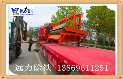 錳礦全自動濕式磁選機是針對弱磁性礦物研發而成的永磁設備,磁性材料采用釹鐵硼,所以該設備磁性大,最高場強可達到16000高斯,不易退磁處理量大.遠力磁電生產的錳礦全自動濕式磁選機在菱錳礦石的選礦提純方面采用磁選的選礦方式,具有其他選礦方法所不能代替的選礦優勢,是分選錳礦和其他弱磁性礦石的理想的選礦設備. 1.錳礦全自動濕式磁選機優勢 1.1具有較高磁感應強度,磁系全部使用釹鐵硼磁性材料,能實現較高的回收率,以達到粗選或掃選的目的 1.2小極距.多磁極交變磁系設計,能在選礦過程中有效防止機械夾雜 1.3根據物料特點及選礦要求可選擇順流.逆流.半逆流槽體 1.4活動式槽體,能根據物料的變化方便調整磁滾筒與槽體間的排礦間距,進而調整精礦品位及設備處理量 1.5精礦排礦可使用高壓水沖或毛刷卸礦兩種方式,以實現強磁性礦物有效卸礦