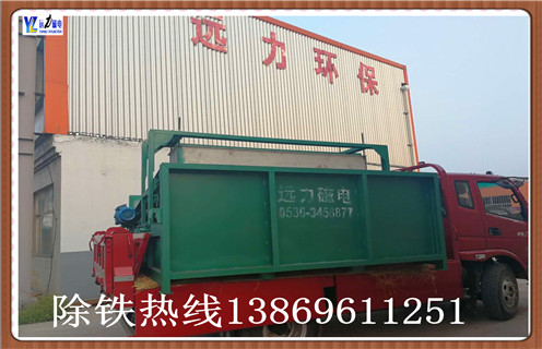 　干式磁選機永磁滾筒 全磁強磁滾筒,2017年永磁磁選機的發(fā)展過程有淚水也有歡笑。律回春暉漸，萬象始更新，在這辭舊迎新之際，首先讓永磁人向廣大用戶朋友，向長期關(guān)心支持我們各企業(yè)用戶朋友以及合作單位的朋友們提前送上新春的祝福!祝大家在2018新的一年里財源廣進，工作順利，財源廣進! 　　在過去的一年中，永磁磁選機的發(fā)展經(jīng)歷了創(chuàng)新發(fā)展的陣痛，也迎來了成長壯大的新希望。  　　強磁磁選機的磁系，采用優(yōu)質(zhì)鐵氧體材料或與稀土磁鋼復(fù)合而成，筒表平均磁感應(yīng)強度為100～600mT。根據(jù)用戶需要，我公司可提供順流、半逆流、逆流型等多種不同表強的磁選。本磁選機具有結(jié)構(gòu)簡單、處理量大、操作方便、易于維護等優(yōu)點。