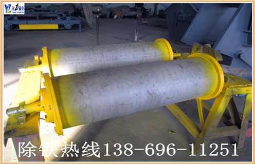 1.干式永磁滾筒采用人民共和國(guó)機(jī)械工業(yè)標(biāo)準(zhǔn)“JB / 7895-1999”,采用稀土復(fù)合磁性系統(tǒng),并采用高強(qiáng)度膠(J-39)粘結(jié)和環(huán)氧灌注,磁性表面用不銹鋼加強(qiáng)膠膠掛膠,不脫落.氣缸兩端的密封墊圈涂有塑料密封,確保無(wú)水;整體采用先進(jìn)的技術(shù)和合理的結(jié)構(gòu).經(jīng)過(guò)特殊設(shè)計(jì),使的磁場(chǎng)強(qiáng)度分布更為合理,分選效果更明顯. 2.此碎鋼磁選機(jī)永磁筒體機(jī)身通過(guò)特殊設(shè)計(jì),不易堵塞材料,運(yùn)行材料.通過(guò)半逆流類型.